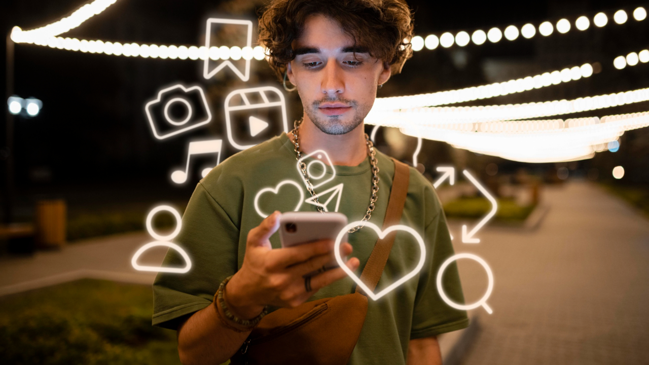 Framia Pro suggesting trending hashtags and emojis in social posts